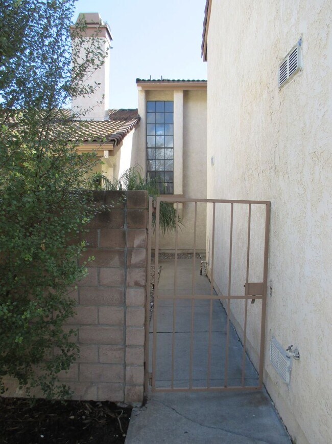 Building Photo - 3 Bedroom Upgraded Condo Near the Governme...