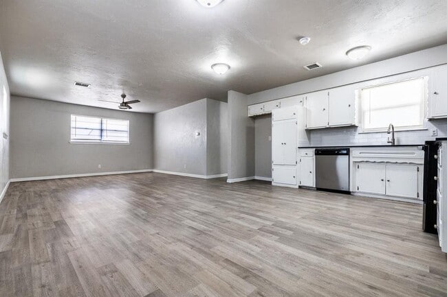 Building Photo - 617 Queensboro Pl