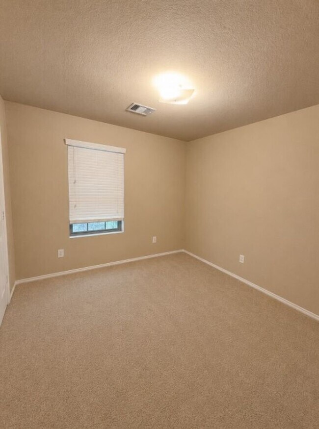 Building Photo - 817 Lovebug Ln
