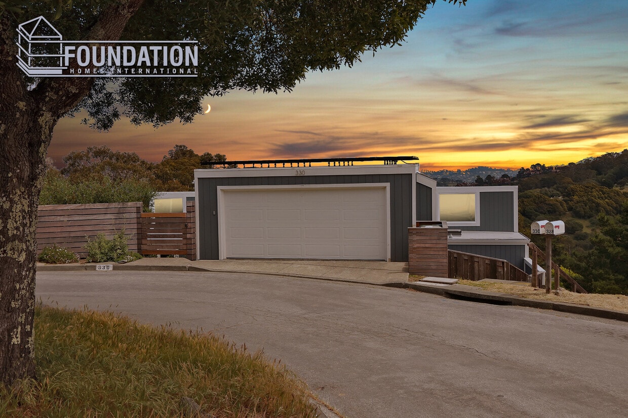 4BR/3BA Tam Valley Home w/ Pano Views! So... - 4BR/3BA Tam Valley Home w/ Pano Views!  So...