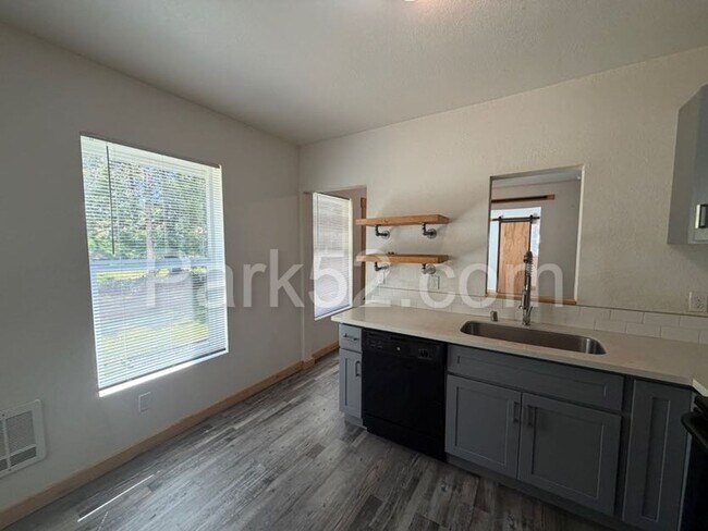 Foto del edificio - 1 Bed 1 Bath Tacoma Apartment - Small Pet Friendly