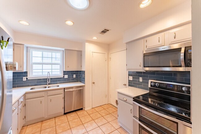 Foto del edificio - Light-Filled Austin Retreat with Vaulted Ceilings & Covered Back Porch!