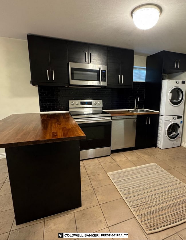 Building Photo - 1568 Burrill Av