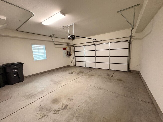 Foto del edificio - 2 Bed, 2.5 Bath in Anaheim!