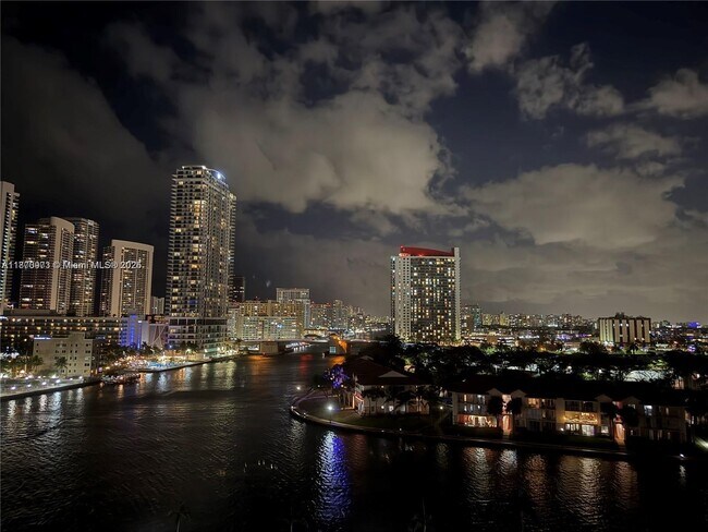 Foto del edificio - 200 Leslie Dr