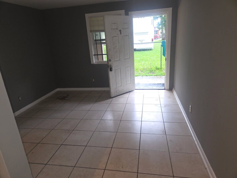 Foto principal - 1277 W 27th St