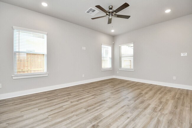 Building Photo - 21034 Shore Oak Dr