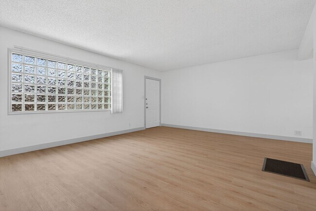 Foto del edificio - 933 Alamitos Ave