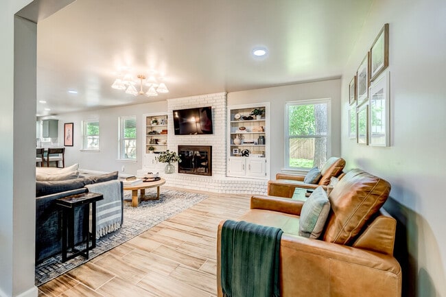 Building Photo - 11 N Pecan Dr