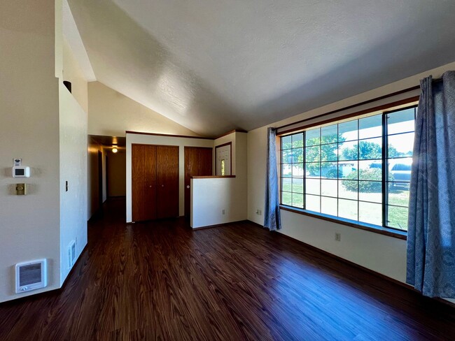 Building Photo - Move in special - $150 off first month's rent!