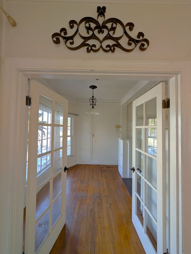 Foto del edificio - Spacious one-bedroom apartment with Harwoo...