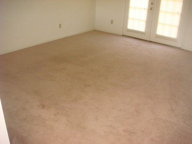 Foto del edificio - 3 Bedroom/ 2 Bathroom Available in August!