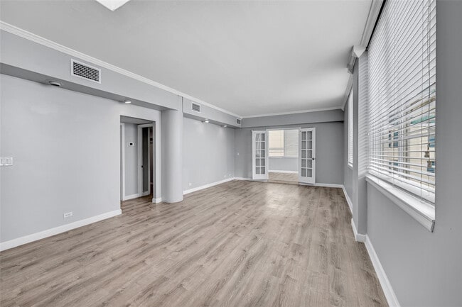 Building Photo - 5005 Collins Ave