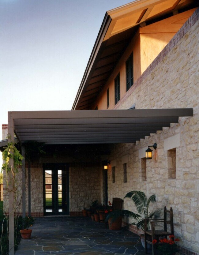 Building Photo - ESTATE ON CUL DE SAC IN GREAT ALAMO HEIGHTS LOCATION