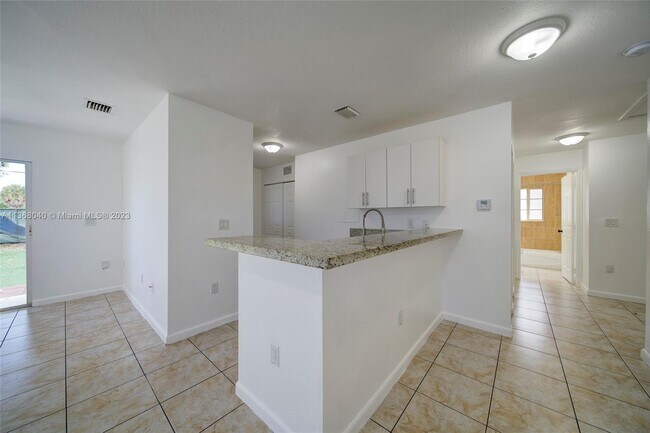 Foto del edificio - 2261 NW 61st St