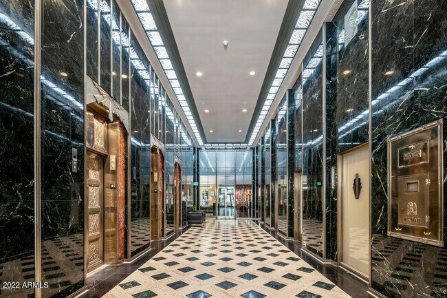 Foto del edificio - 114 W Adams St