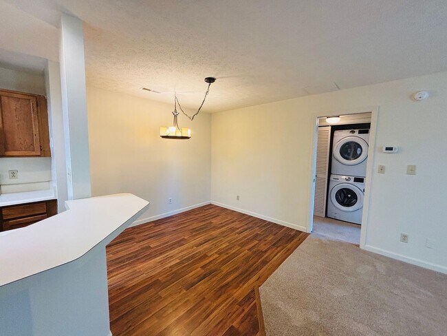 Foto del edificio - 1300 Cedar Ridge Dr