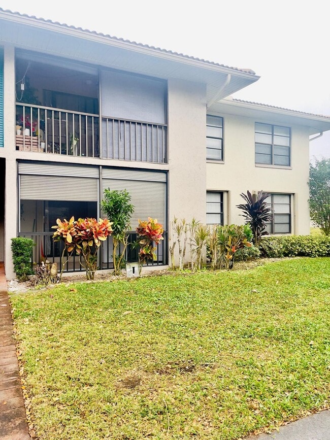 Building Photo - 9935 Pineapple Tree Dr