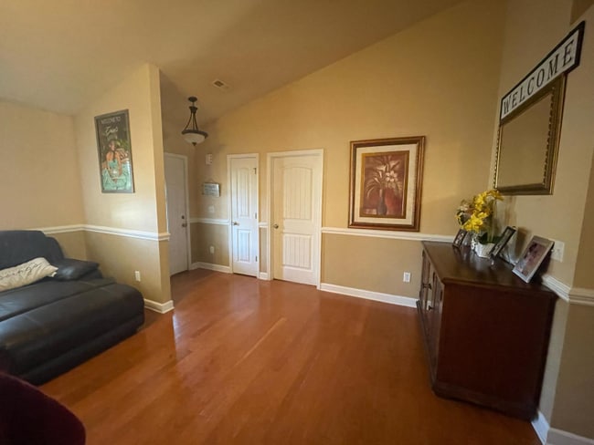 Foto del edificio - 879 Vandenburg Dr