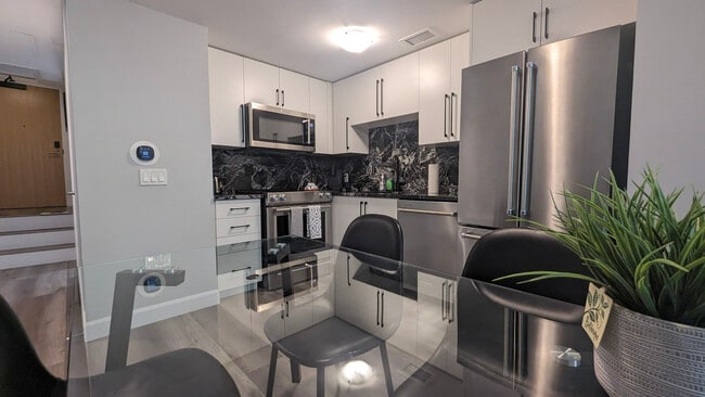 Building Photo - Beautiful OTIS Condo, Steps to Vic Park!