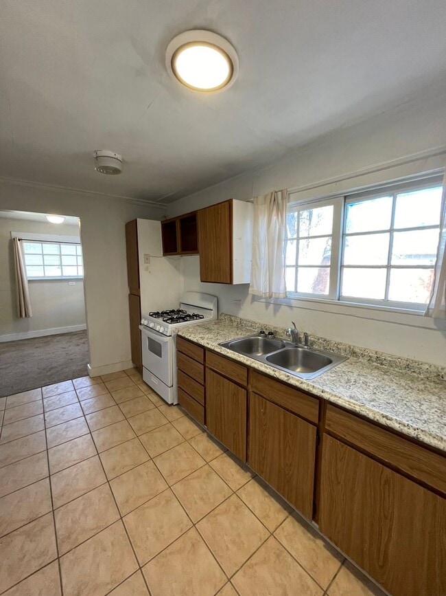 Building Photo - 1529 Oak St