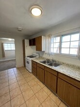 Building Photo - 1529 Oak St