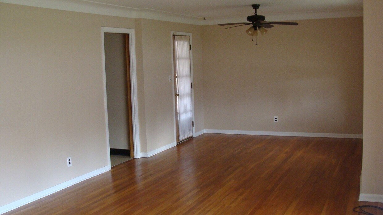 Building Photo - 2371 Warrensville Center Rd