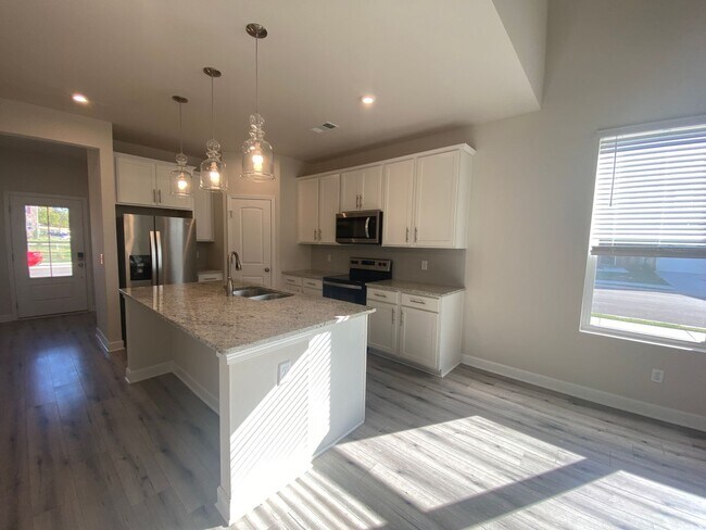 Foto del edificio - End Unit Townhome in Lebanon / 3 Spacious Bedrooms / Loft Area / 1 Car Garage / Back Patio