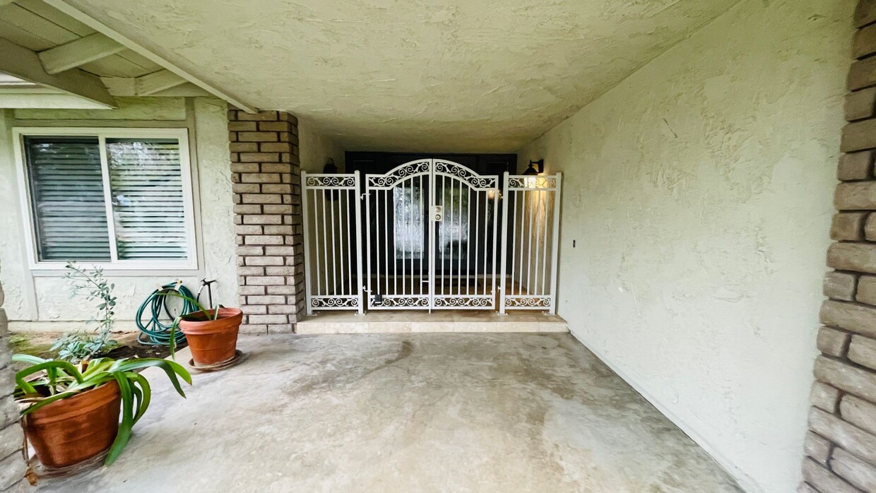 Primary Photo - 4 Bedroom South Redlands Gem Waiting For Y...