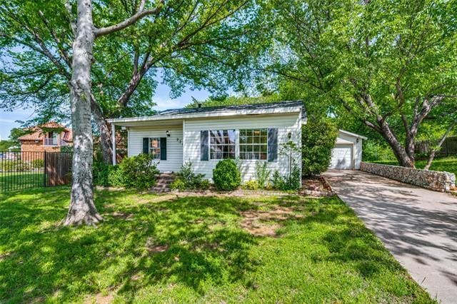 Building Photo - 221 Pine Dr