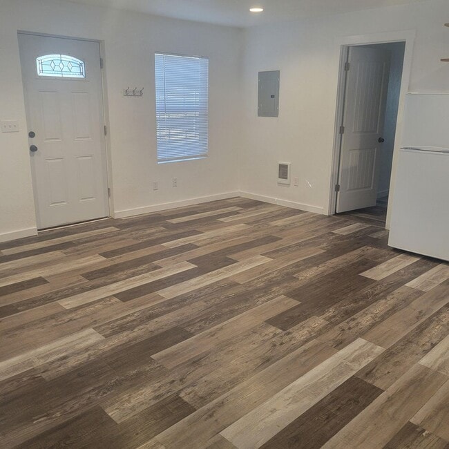 Building Photo - 2 Bedroom 1 Bath- Home