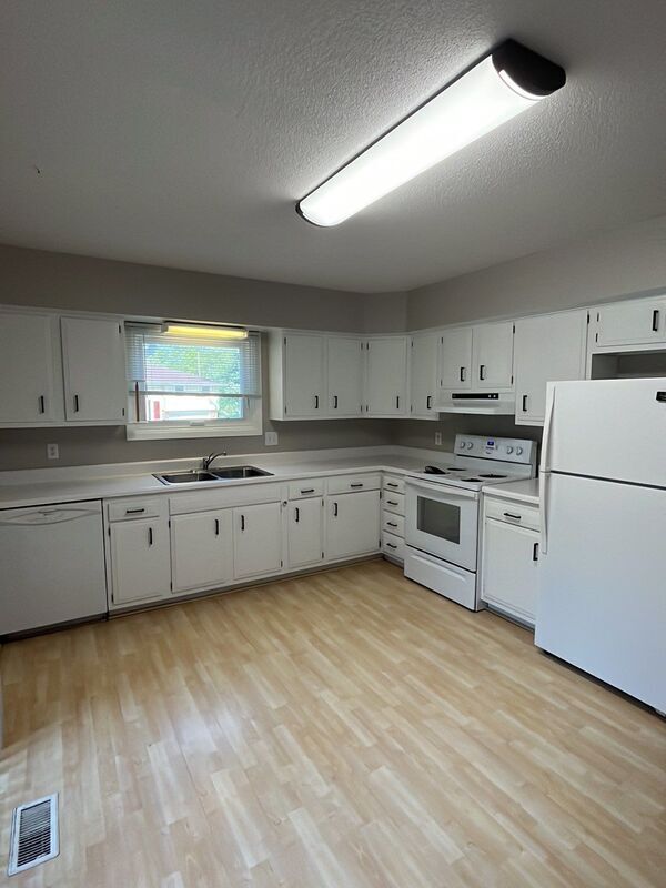Building Photo - 1925 Manor Ct