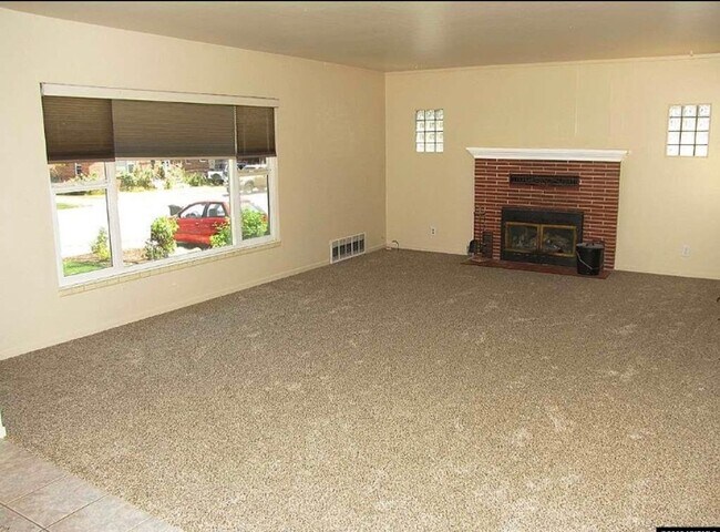 Foto del edificio - Available Mid-April – Beautiful 3 Bedroom Home on Hunter Lake Drive