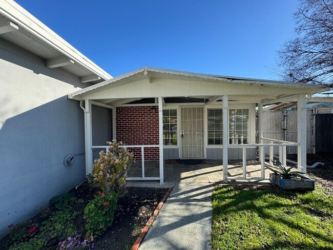 Building Photo - Sunnyvale House with Upgraded Kitchen - Av...