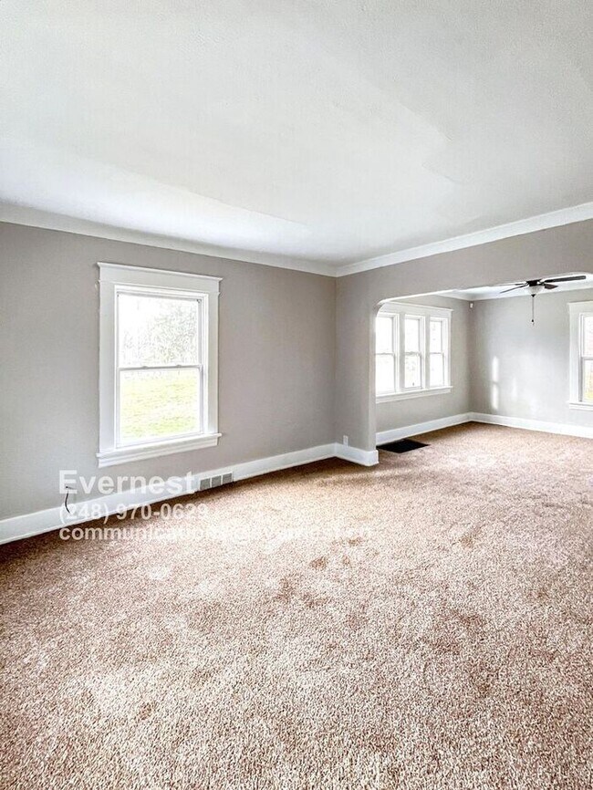 Foto del edificio - Charming 3-Bedroom Home with Basement and ...