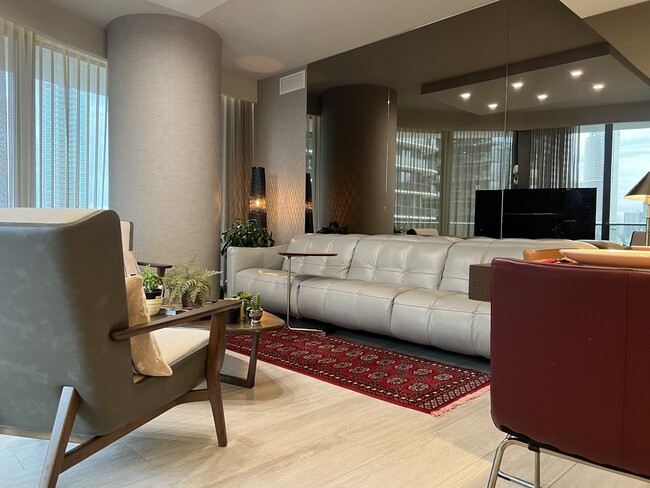 Sofá reclinable Natuzzi - 45 SW 9th St