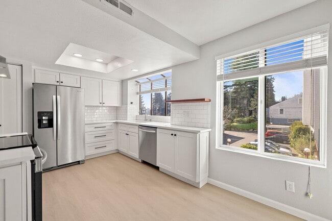 Building Photo - Amazing 2bed/1.5bath Condo Unit with Private Balcony in Meridian Park!
