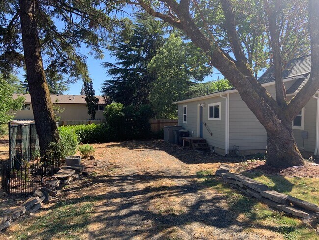 Foto del edificio - Available Now: 3 bedroom ~ 1 bath one leve...