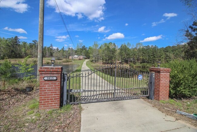 Building Photo - 20 acres! Available 9/22!