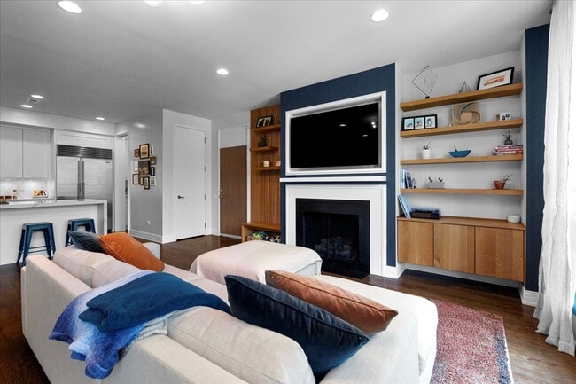 Building Photo - 2749 N Lakewood Ave