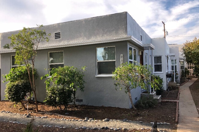 Building Photo - 2127 Oak St