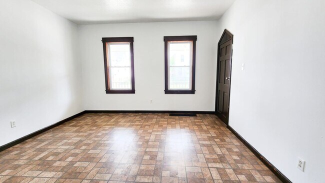 Building Photo - 1600 E 45th St