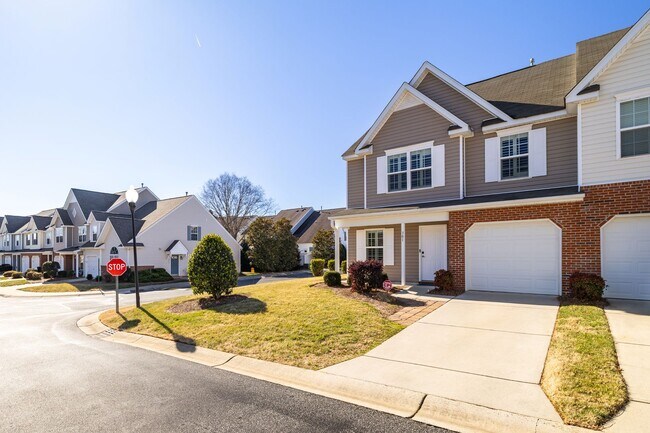 Foto del edificio - 3 Bedroom, 2 1/2 Bathroom End Unit Townhome in Greensboro