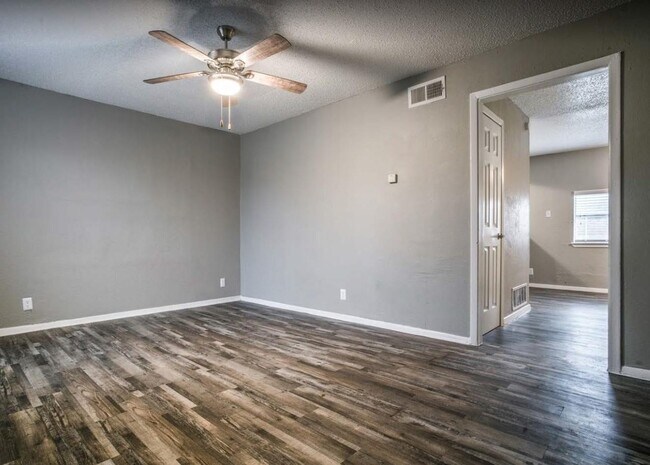 Building Photo - 2033 El Paso St