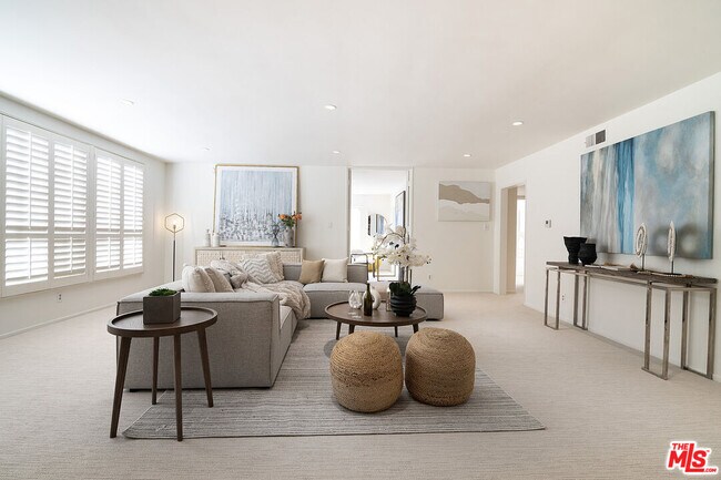 Foto del edificio - 344 S Doheny Dr