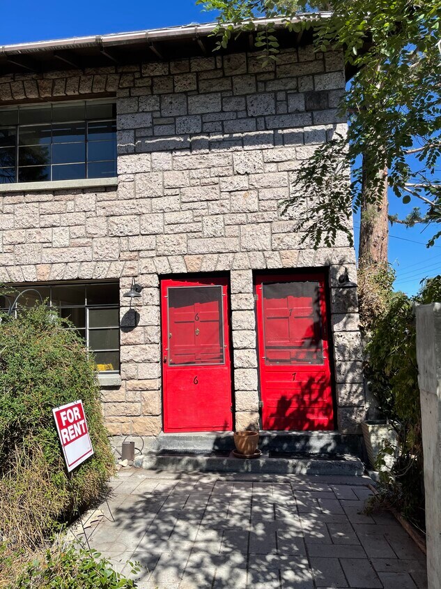 Entrance at duplex - 1101 Keystone Ave