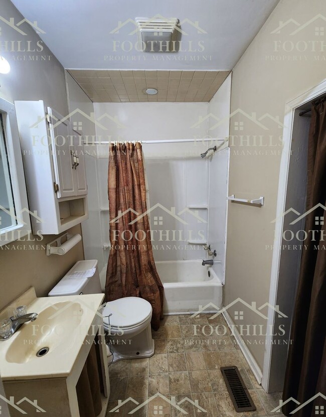 Building Photo - Charming 3-bedroom, 1-bathroom single-fami...