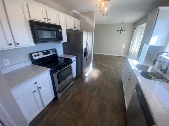 Building Photo - For Lease - 3 Bed, 2 Bath, 1232sqft Home o...