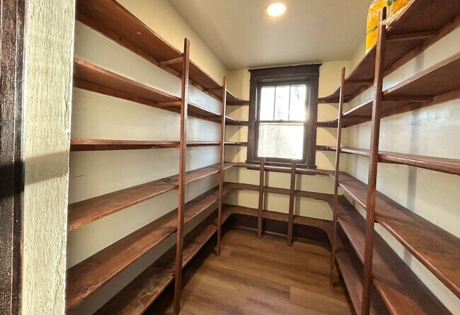 Foto del edificio - Recently Remodeled 4-Bedroom Home with Acre Lot and Modern Updates