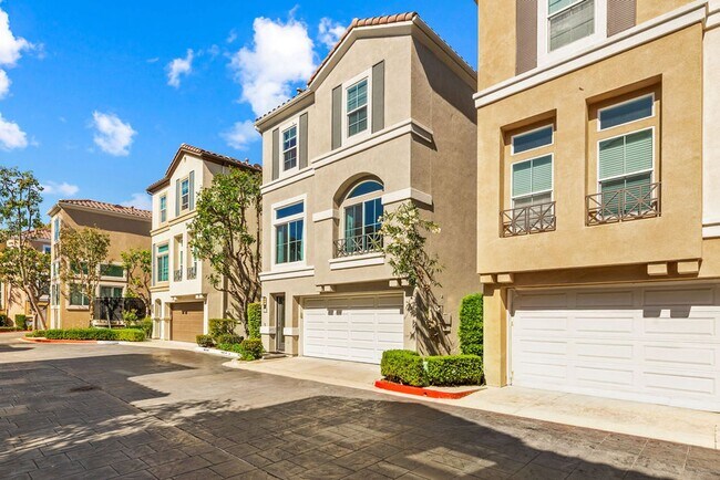 Building Photo - 205 Montana Del Lago Dr